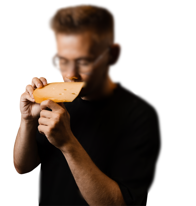 Chico oliendo un queso gourmet