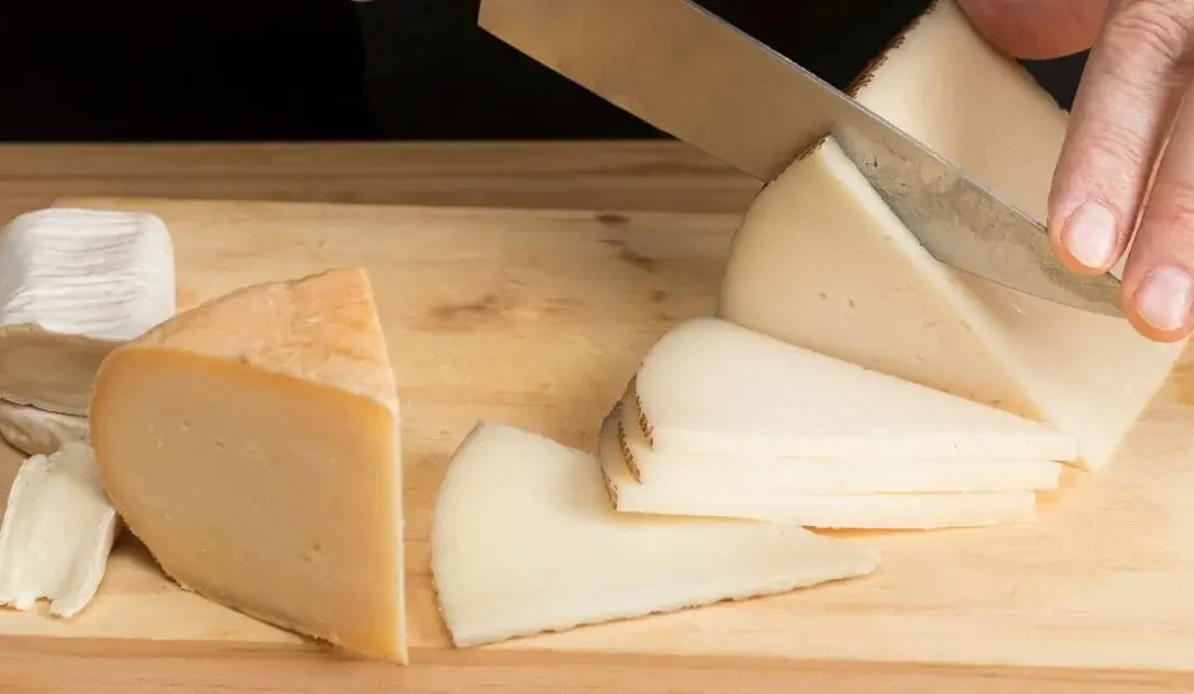 Cortar queso en cuña