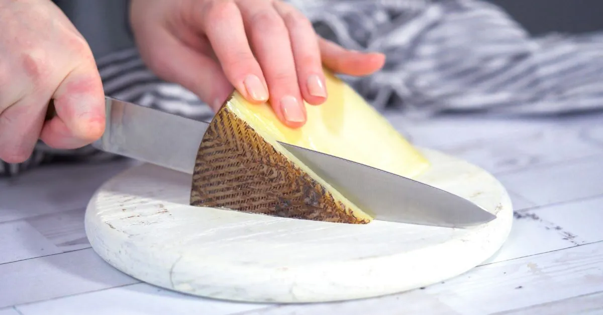 corte correcto en cuñas del queso