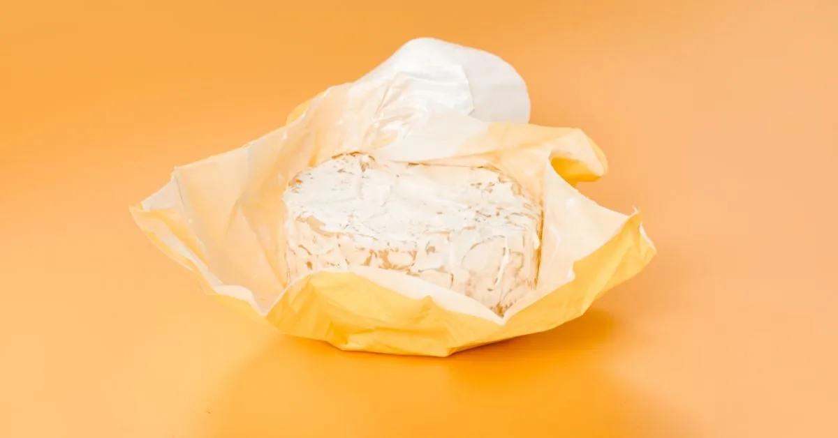 queso blando conservado en papel especial