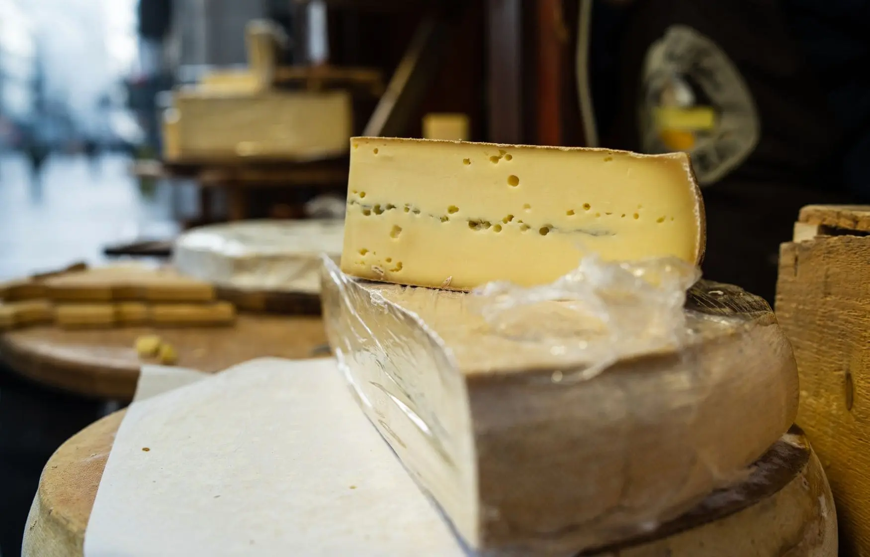 Morbier queso cortado francés