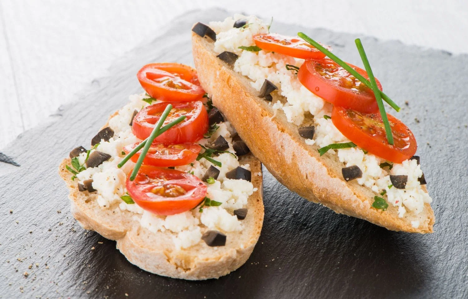 Tostadas con tomate y queso cottage