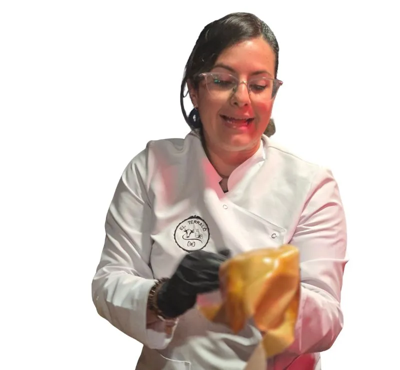 Rogmary explicando la corteza del queso Gouda de cabra