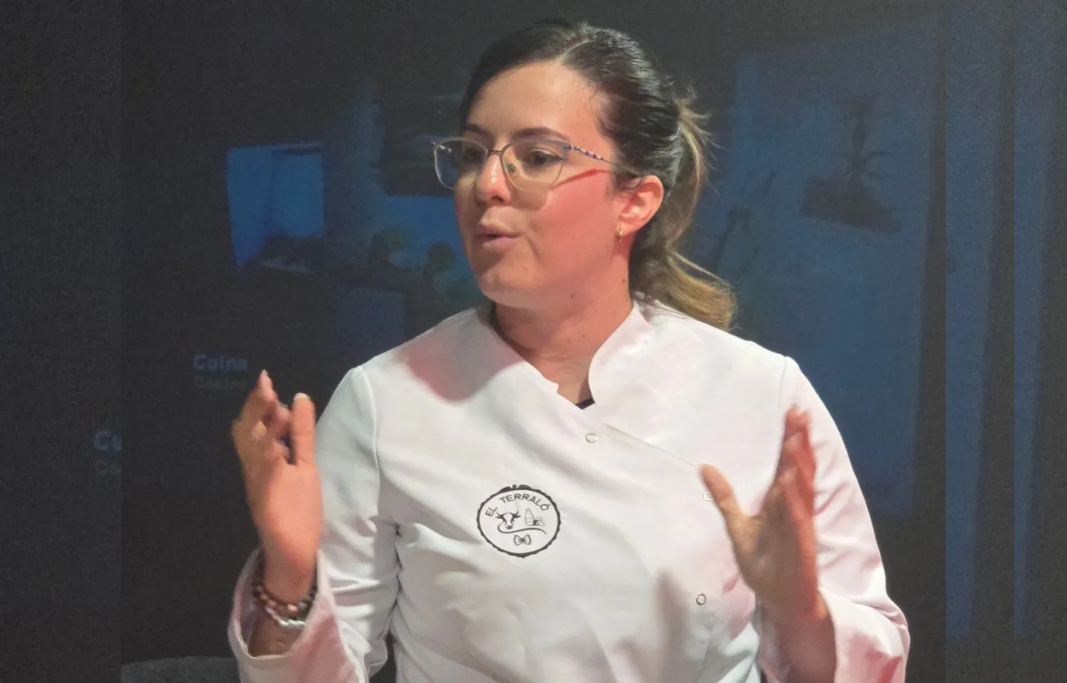 Rogmary haciendo la explicación de los quesos en la primera cata de quesos