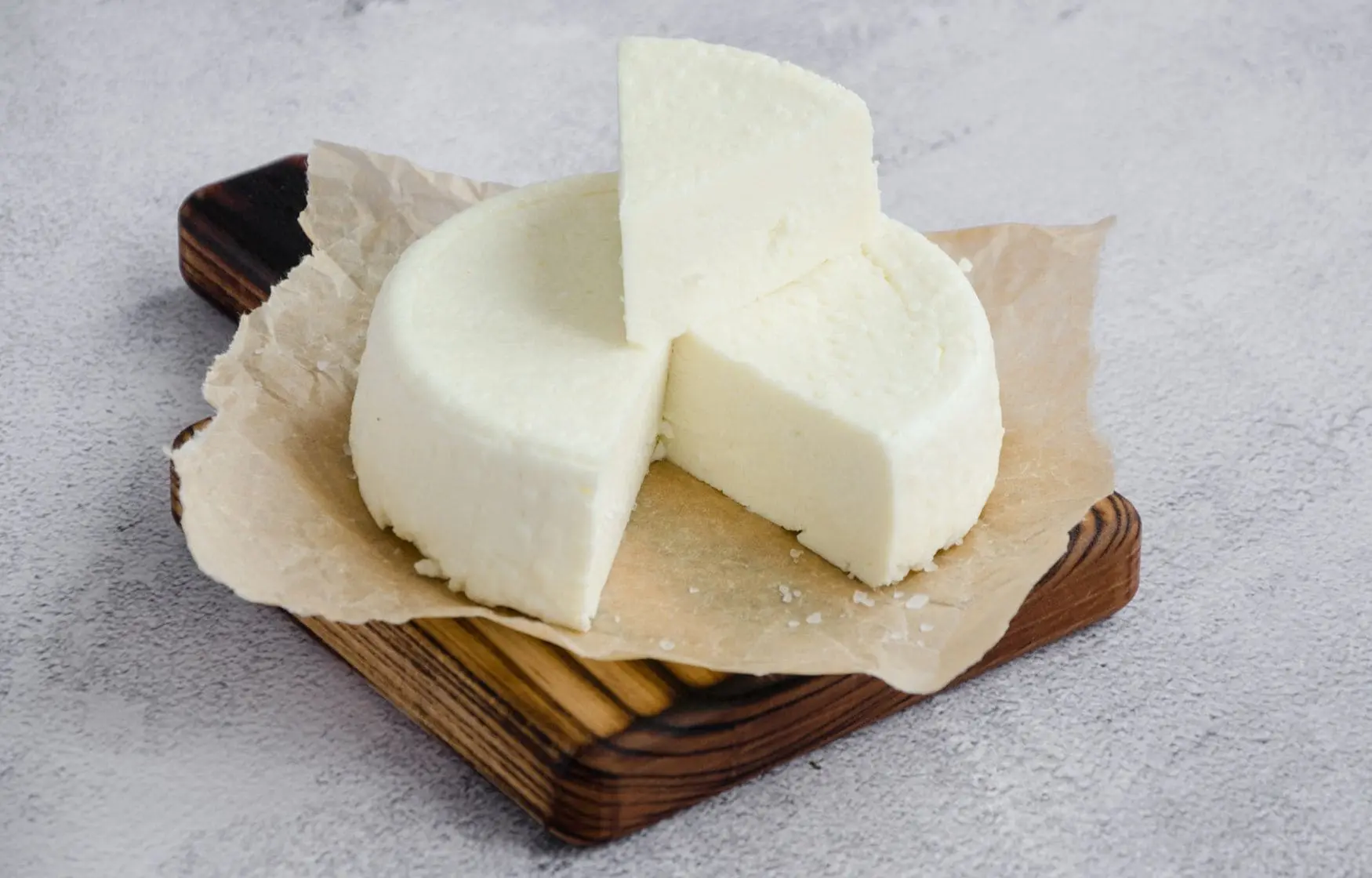 queso fresco de vaca en papel